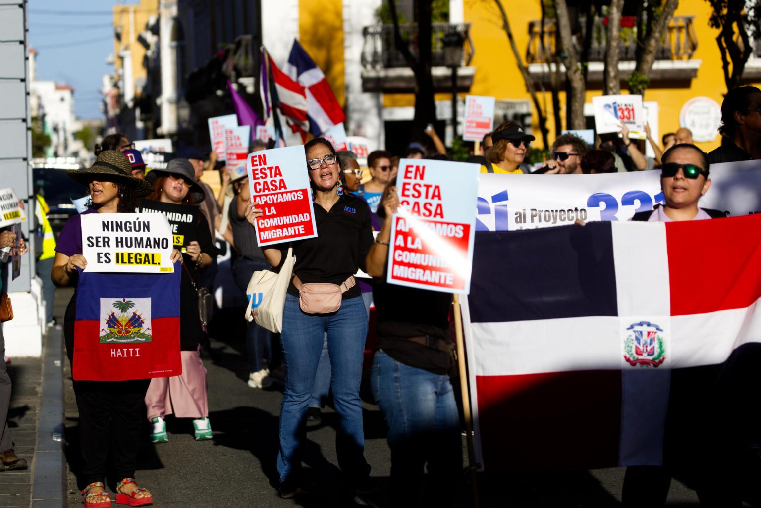 Varias personas protestan en contra de la política migratoria del presidente de Estados Unidos, Donald Trump, este jueves, en San Juan (Puerto Rico). EFE/ Thais Llorca