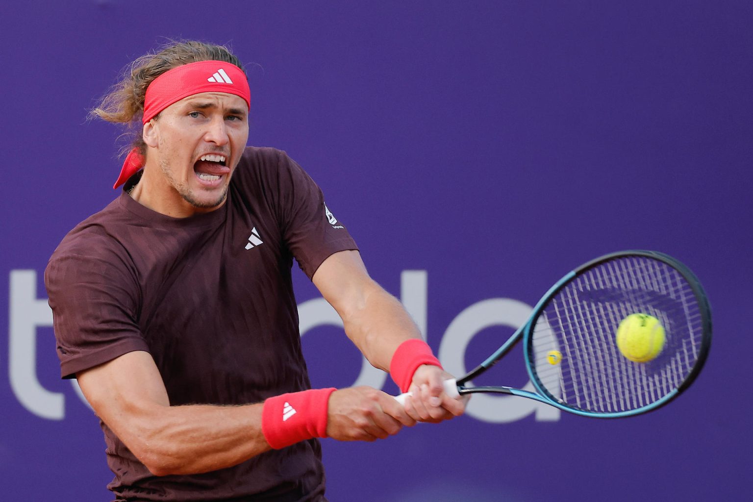 El alemán Alexander Zverev devuelve una bola al serbio Dusan Lajovic durante un partido del IEB+ Argentina Open en Buenos Aires. EFE/ Juan Ignacio Roncoroni