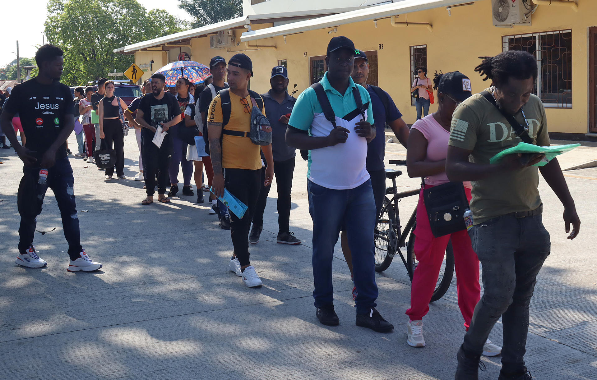 Migrantes permanecen a la espera de resolver su situación migratoria este miércoles, en la Ciudad de Tapachula en Chiapas (México). EFE/ Juan Manuel Blanco
