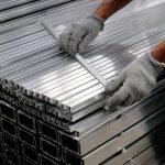 Fotografía de archivo de una persona trabajando en una fábrica de aluminio en la Ciudad de México (México). EFE/ José Pazos