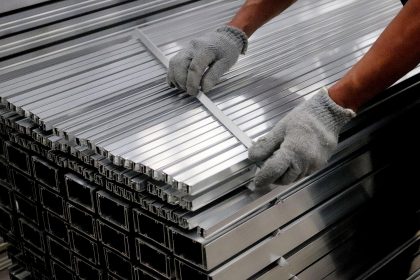 Fotografía de archivo de una persona trabajando en una fábrica de aluminio en la Ciudad de México (México). EFE/ José Pazos