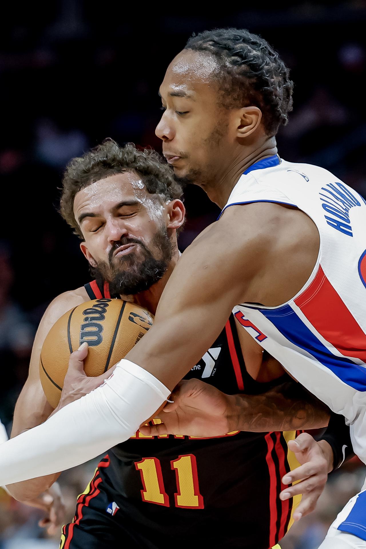 Trae Young (i) de los Atlanta Hawks disputa un balón con Ronald Holland II (d) de los Detroit Pistons. EFE/ERIK S. LESSER
