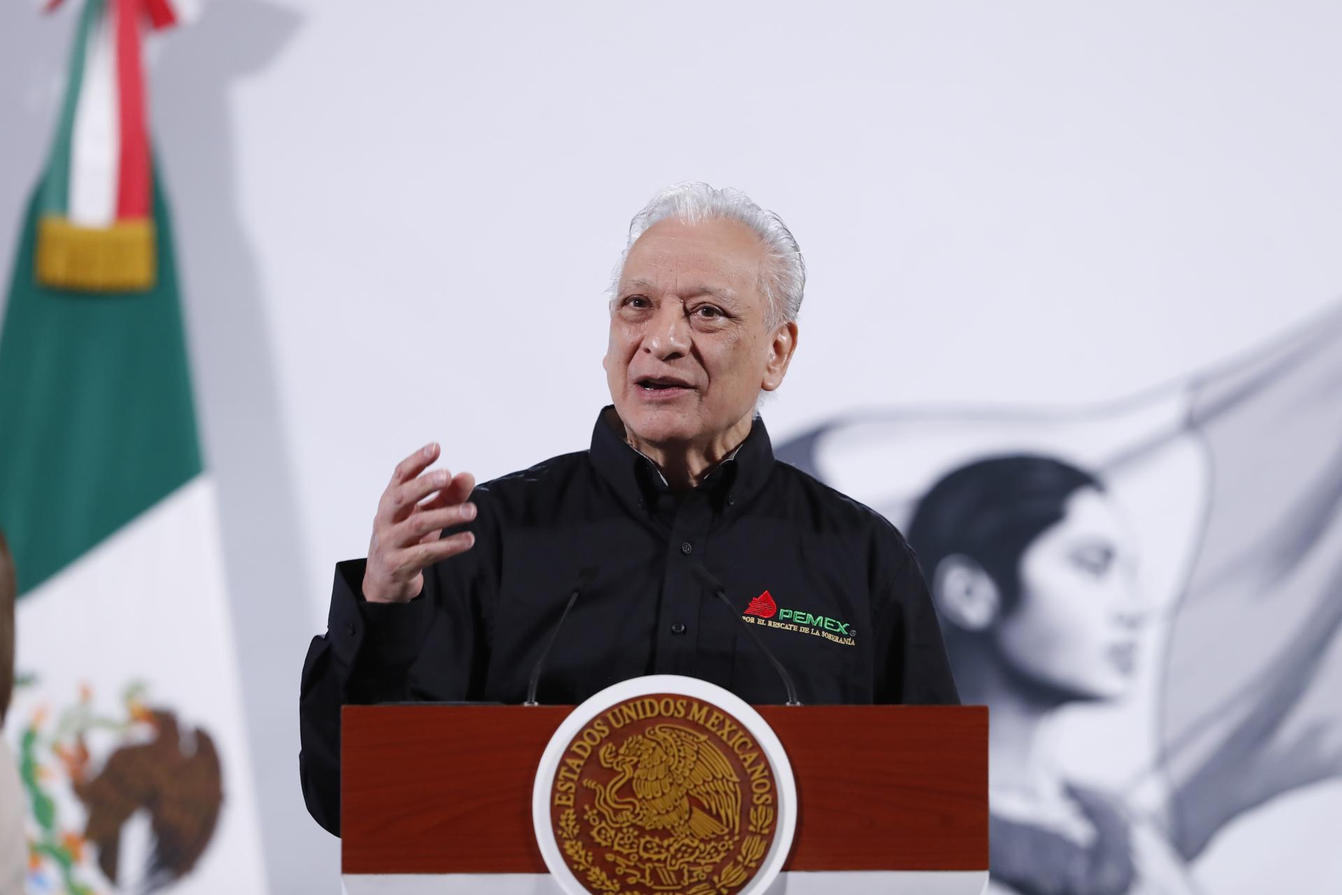 El director general de Petróleos Mexicanos, Víctor Rodríguez, participa este miércoles durante la conferencia de prensa matutina de la presidenta de México, Claudia Sheinbaum, en Palacio Nacional de la Ciudad de México (México). EFE/Mario Guzmán
