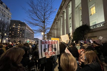 Cientos de personas participan de una manifestación contra el magnate Elon Musk este martes, en Washington (EEUU). EFE/ Jairo Mejia MÁXIMA CALIDAD DISPONIBLE