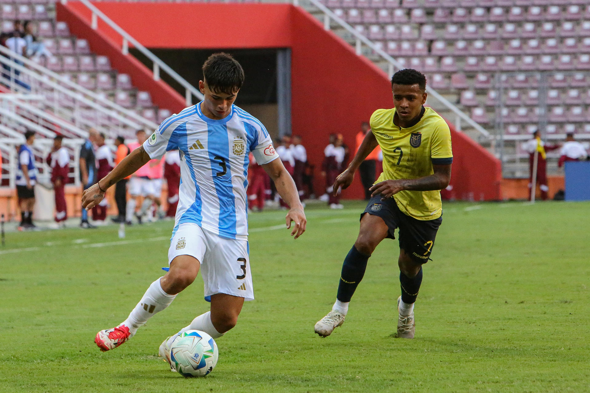 El argentino Julio Soler (i) supera la marca del ecuatoriano Keny Arroyo durante el partido que ambas selecciones igualaron sin goles al cierre del Grupo B del Campeonato Sudamericano Sub-20 en el estadio Metropolitano de Lara, en la ciudad venezolana de Cabudare. EFE/ Edison Suárez
