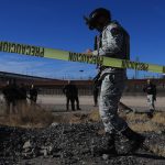 Integrantes de la policía estatal y la Guardia nacional participan en el operativo ‘Operación Frontera Norte’ en las inmediaciones del Río Bravo este lunes, en Ciudad Juárez (México). EFE/ Luis Torres