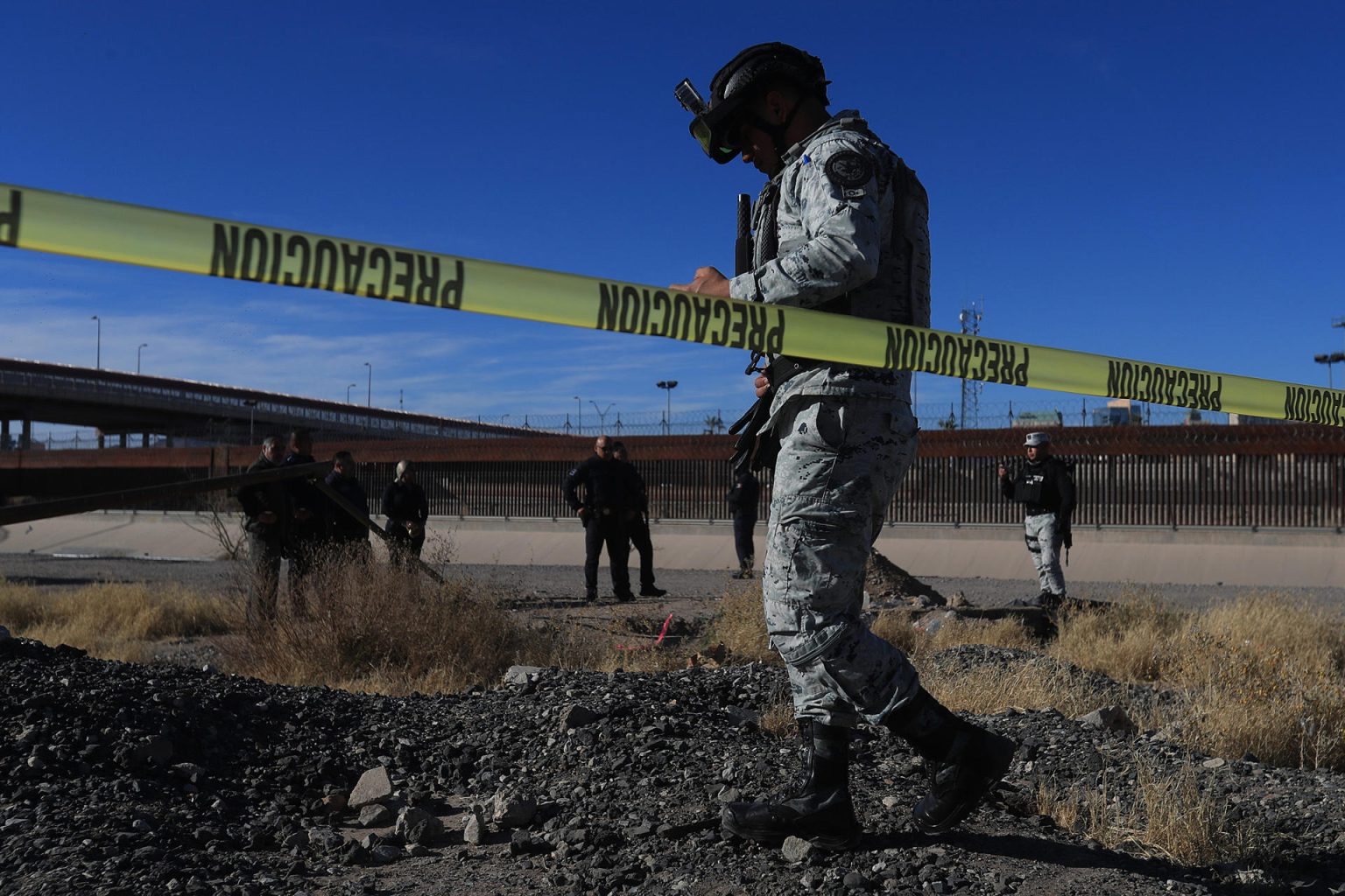 Integrantes de la policía estatal y la Guardia nacional participan en el operativo ‘Operación Frontera Norte’ en las inmediaciones del Río Bravo este lunes, en Ciudad Juárez (México). EFE/ Luis Torres