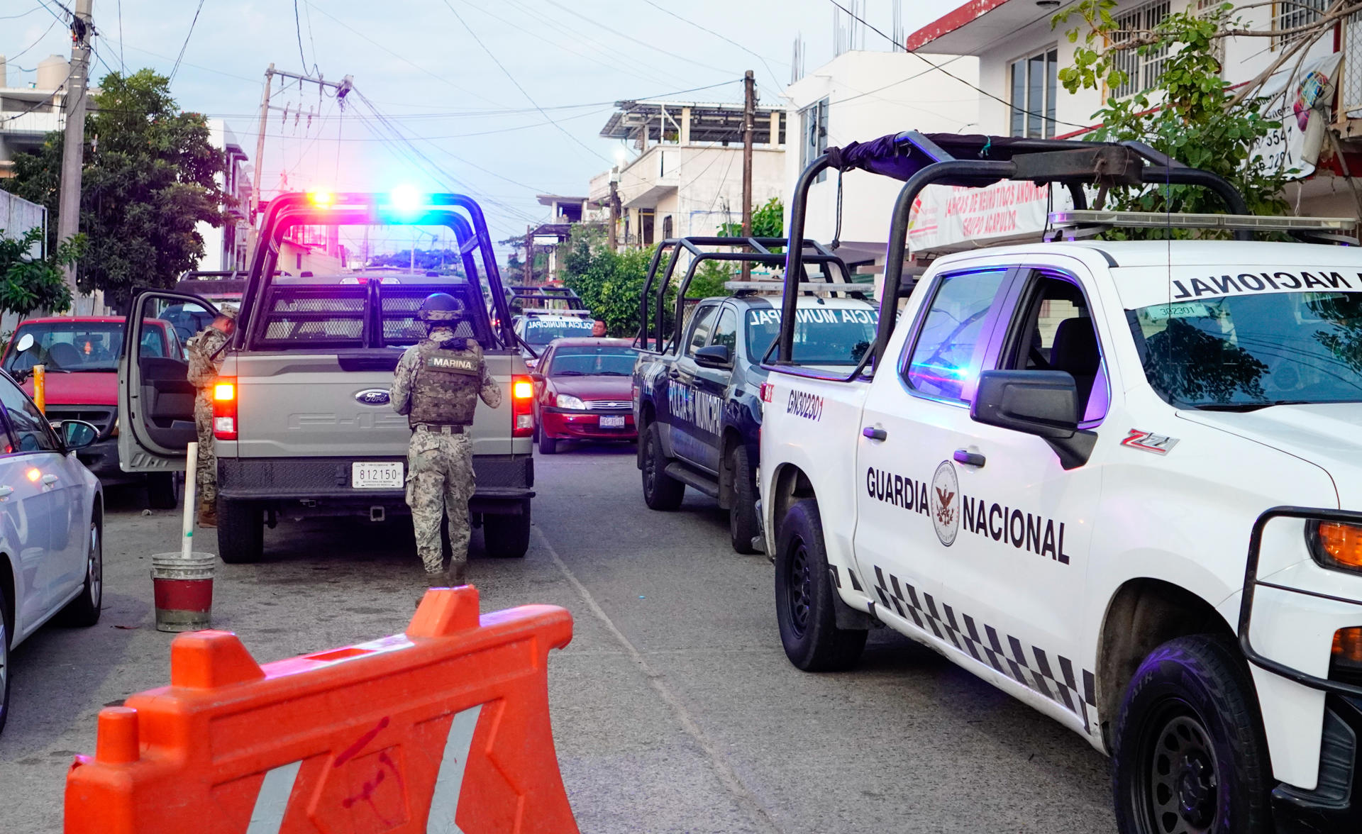 Integrantes de la Guardia Nacional vigilan la zona donde detonó un artefacto explosivo este viernes, en el balneario de Acapulco, estado de Guerrero (México). EFE/ David Guzmán
