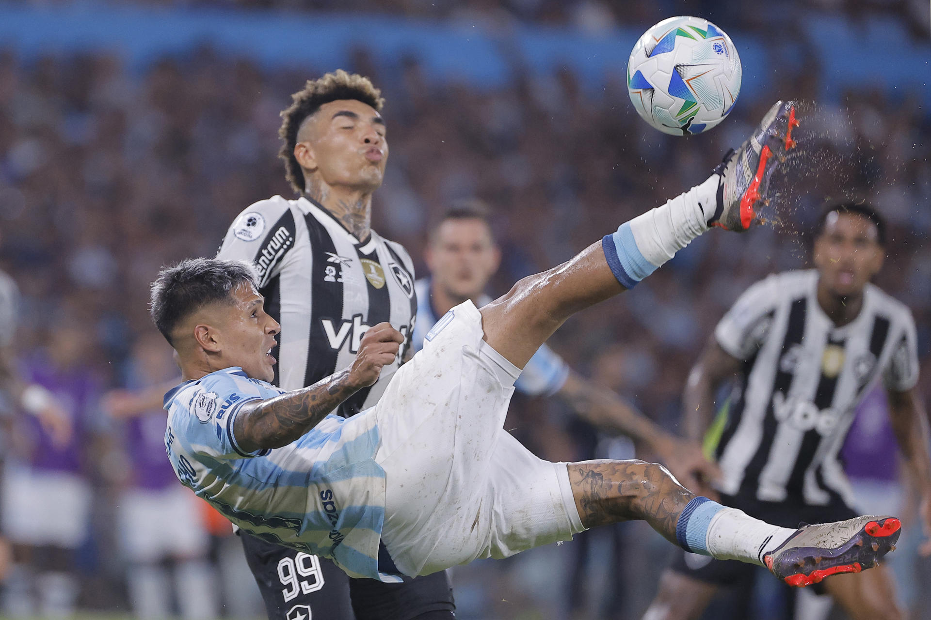 Matías Zaracho (frente), de Racing, en una acción con Igor Jesus en el estadio Presidente Perón en Avellaneda. EFE/ Juan Ignacio Roncoroni
