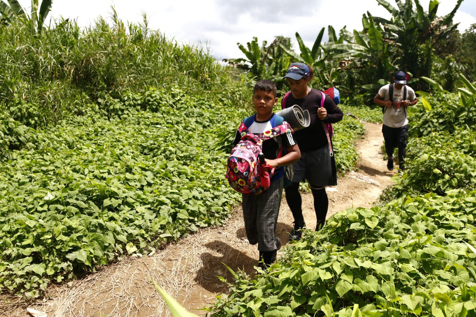 Fotografía de archivo de migrantes caminando para llegar al pueblo de Bajo Chiquito (Panamá). EFE/ Moncho Torres