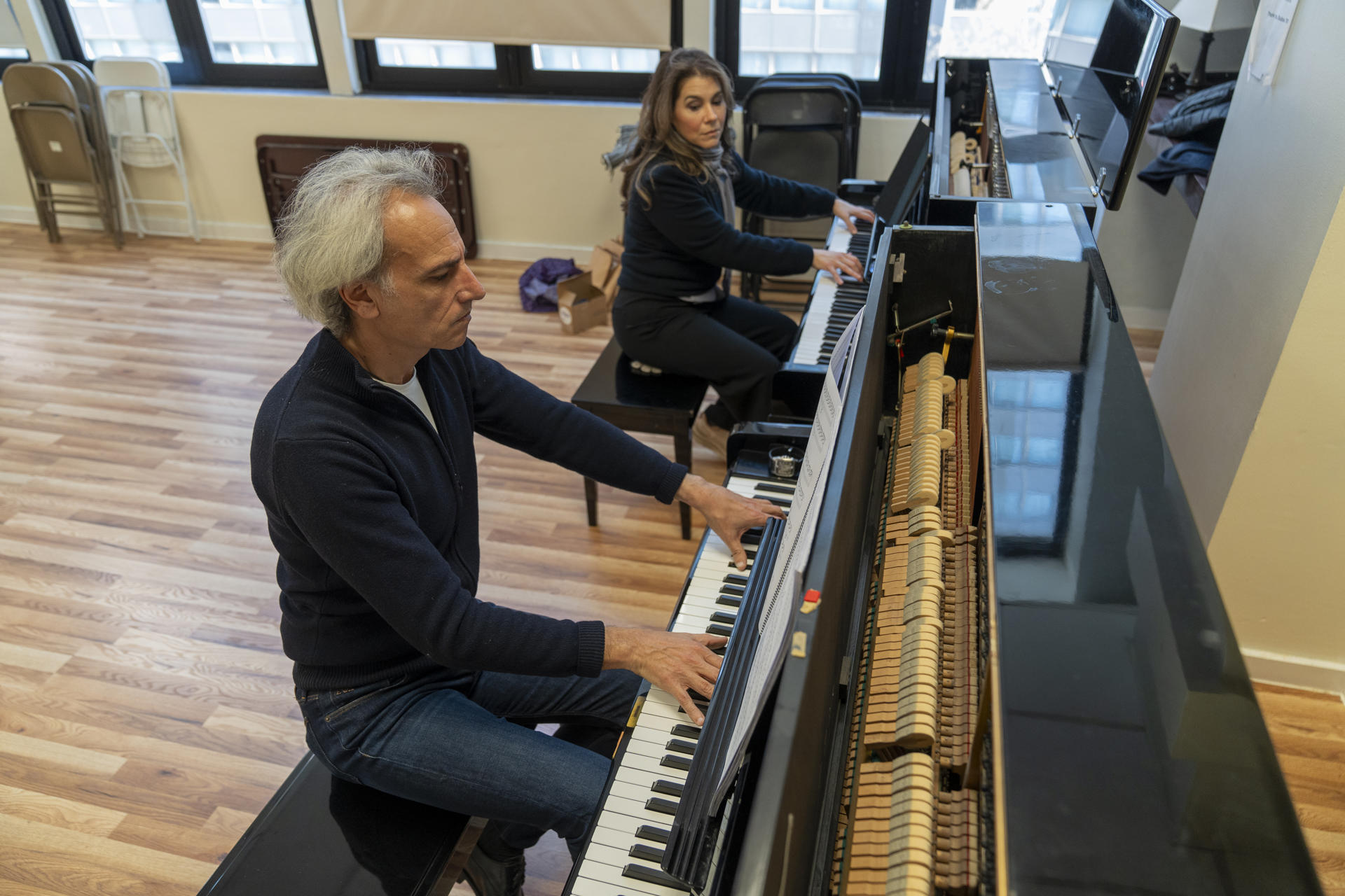 El compositor y director de orquesta español, Pedro Halffter, toca piano durante un ensayo para la presentación de la opera Klara, de la cual es autor, este miércoles en Nueva York (Estados Unidos). EFE/ Angel Colmenares
