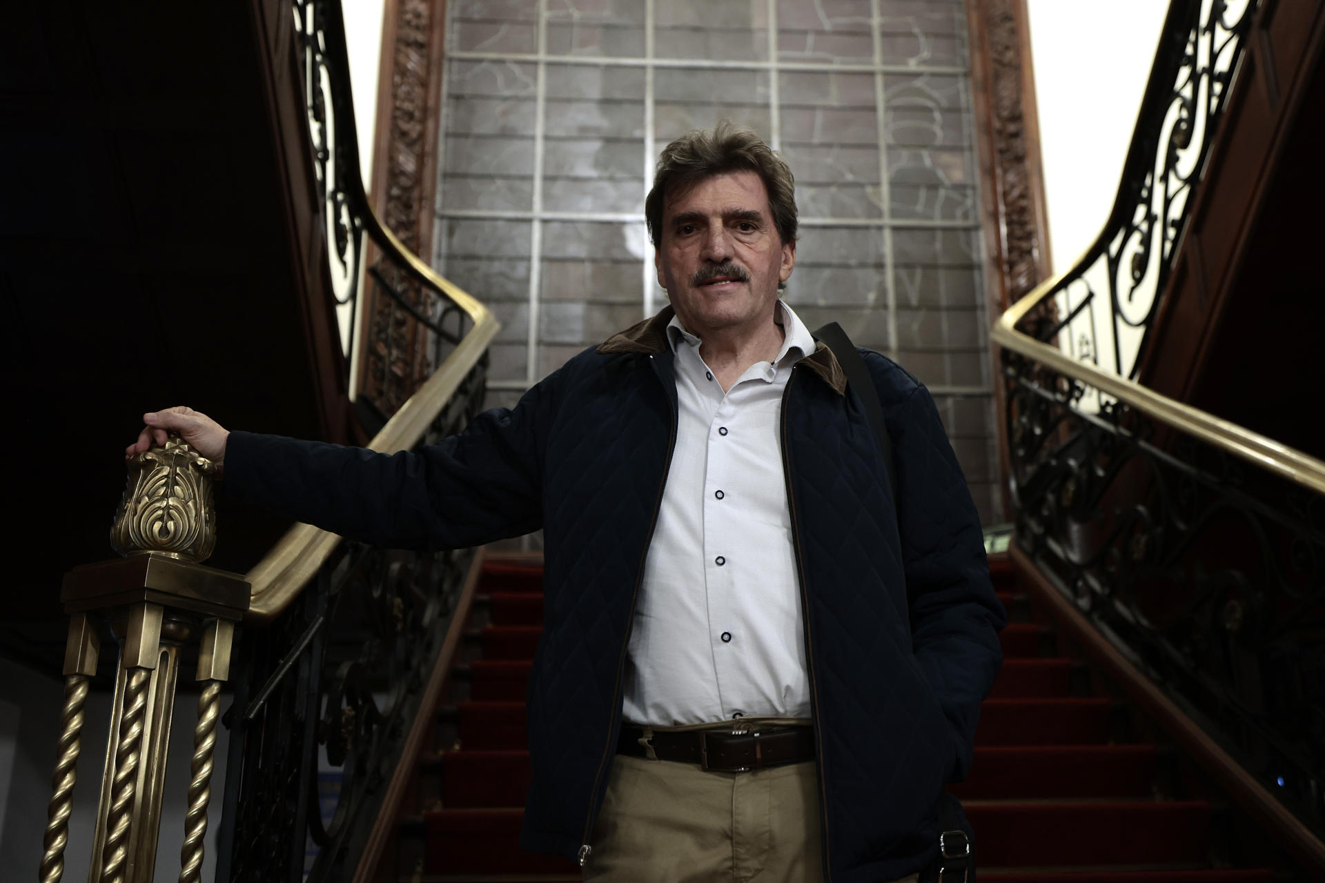 Fotografía del 29 de enero de 2025 del escritor mexicano Enrique Serna posando durante una entrevista con EFE en la Casa Universitaria del Libro de la Universidad Nacional Autónoma de México (UNAM), en la Ciudad de México (México). EFE/ José Méndez
