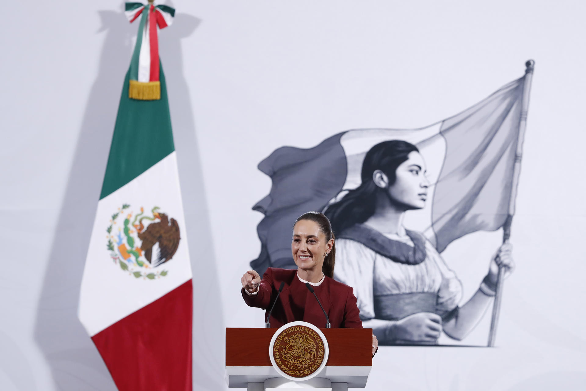 La presidenta de México, Claudia Sheinbaum, habla durante una rueda de prensa este jueves, en el Palacio Nacional en Ciudad de México (México). EFE/Mario Guzmán
