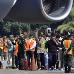 Imagen de archivo de personas deportadas que llegan en un avión militar estadounidense, a la base aérea Armando Escalon ubicada en San Pedro Sula (Honduras). EFE/Jose Valle