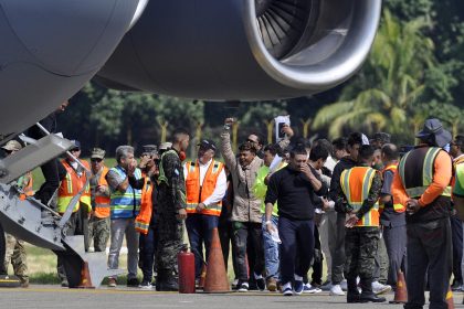 Imagen de archivo de personas deportadas que llegan en un avión militar estadounidense, a la base aérea Armando Escalon ubicada en San Pedro Sula (Honduras). EFE/Jose Valle