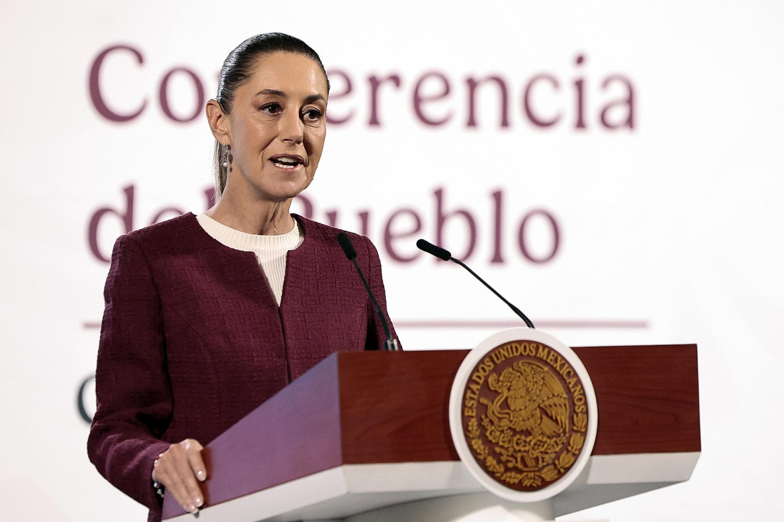 La presidenta de México, Claudia Sheinbaum, habla en su conferencia diaria este lunes, en el Palacio Nacional, en Ciudad de México (México). EFE/ José Méndez