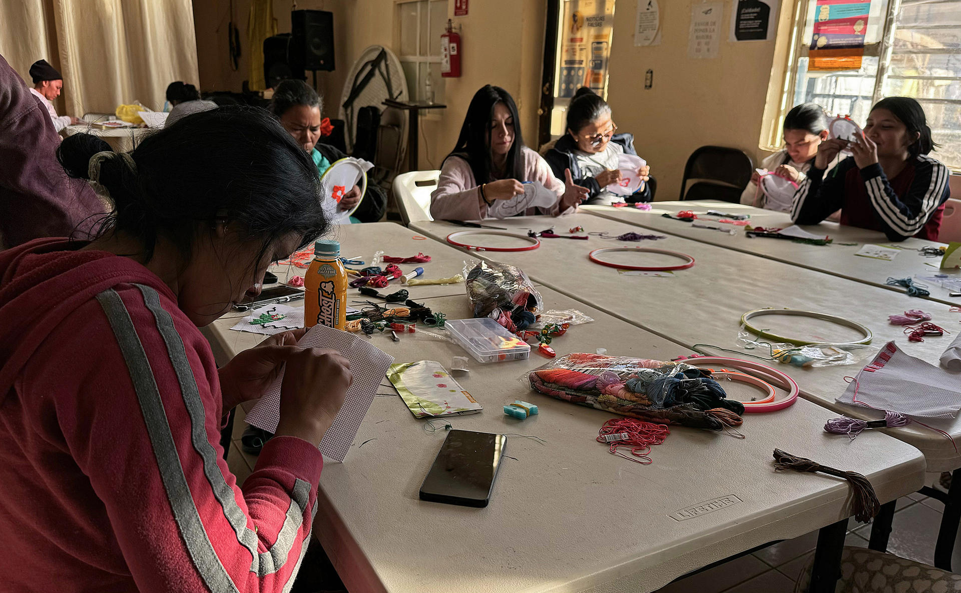 Fotografía del 2 de enero de 2025 de migrantes haciendo manualidades en el albergue 'El buen Samaritano', en Ciudad Juárez (México). EFE/ Luis Torres
