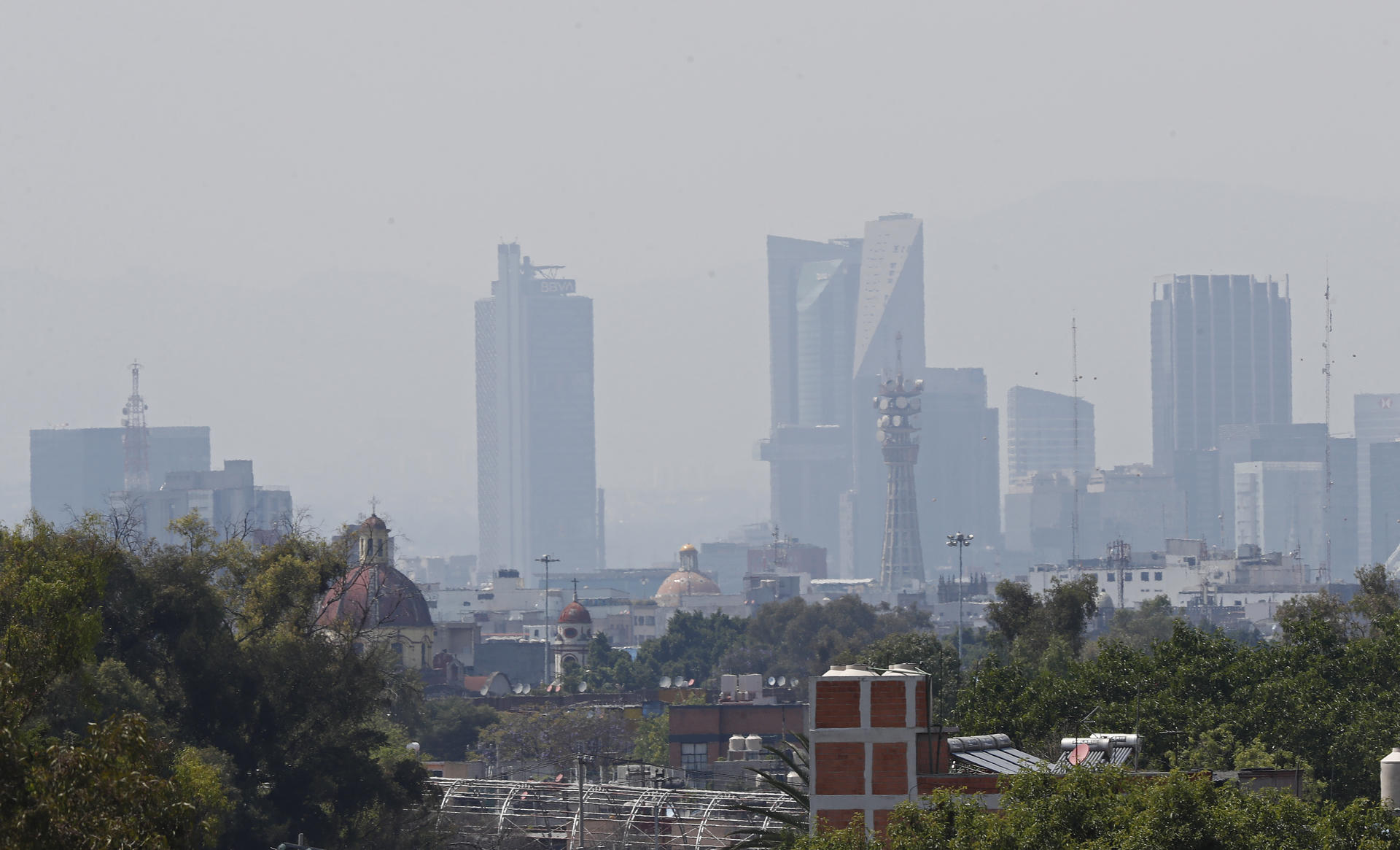 Fotografía que muestra la contaminación atmosférica este jueves en un área de la Ciudad de México (México). EFE/Mario Guzmán
