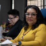 Fotografía del 31 de enero de 2025 de la representante de la asociación Voces de Mujeres en Acción y la Red Necesito Abortar Sandra Cardona posa durante una entrevista con EFE, en la ciudad de Monterrey (México). EFE/ Miguel Sierra