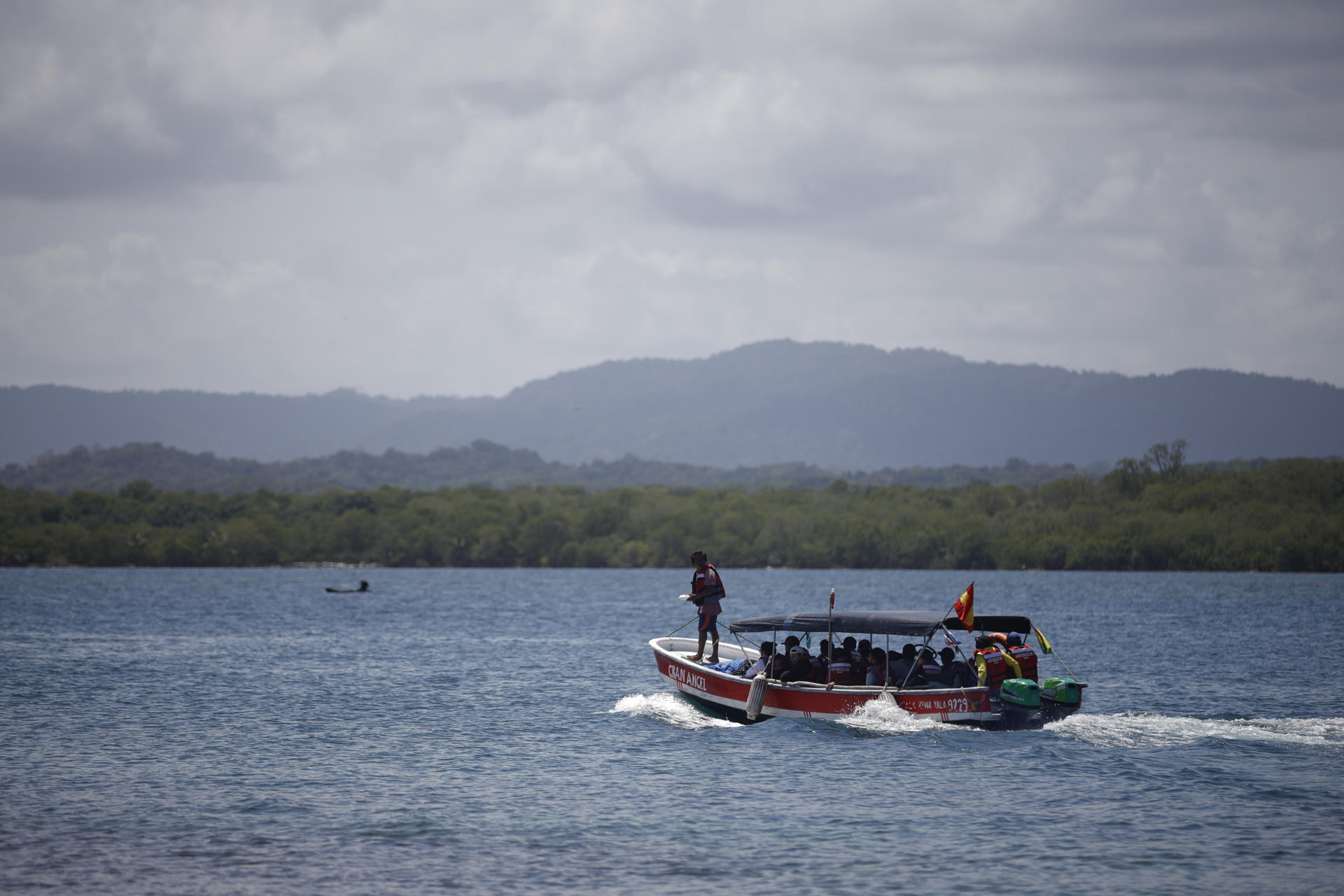 Migrantes venezolanos zarpan en una embarcación desde la isla Gardi Sugdub con destino a Colombia este martes, en la comarca Guna Yala (Panamá). EFE/ Bienvenido Velasco
