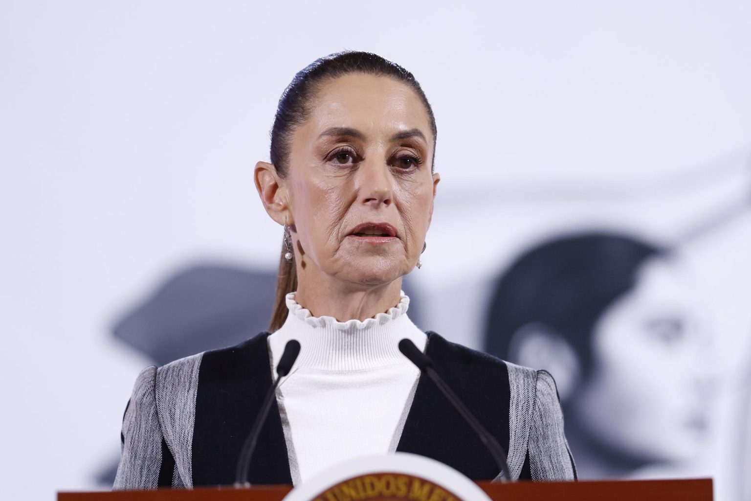 La presidenta de México, Claudia Sheinbaum, participa este martes durante una rueda de prensa matutina en Palacio Nacional de la Ciudad de México (México). EFE/Sáshenka Gutiérrez