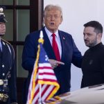 El presidente estadounidense Donald Trump (i) saluda al presidente ucraniano Volodymyr Zelensky (d) a su llegada a la Casa Blanca en Washington, DC, EE.UU., 28 de febrero de 2025. EFE/SHAWN THEW