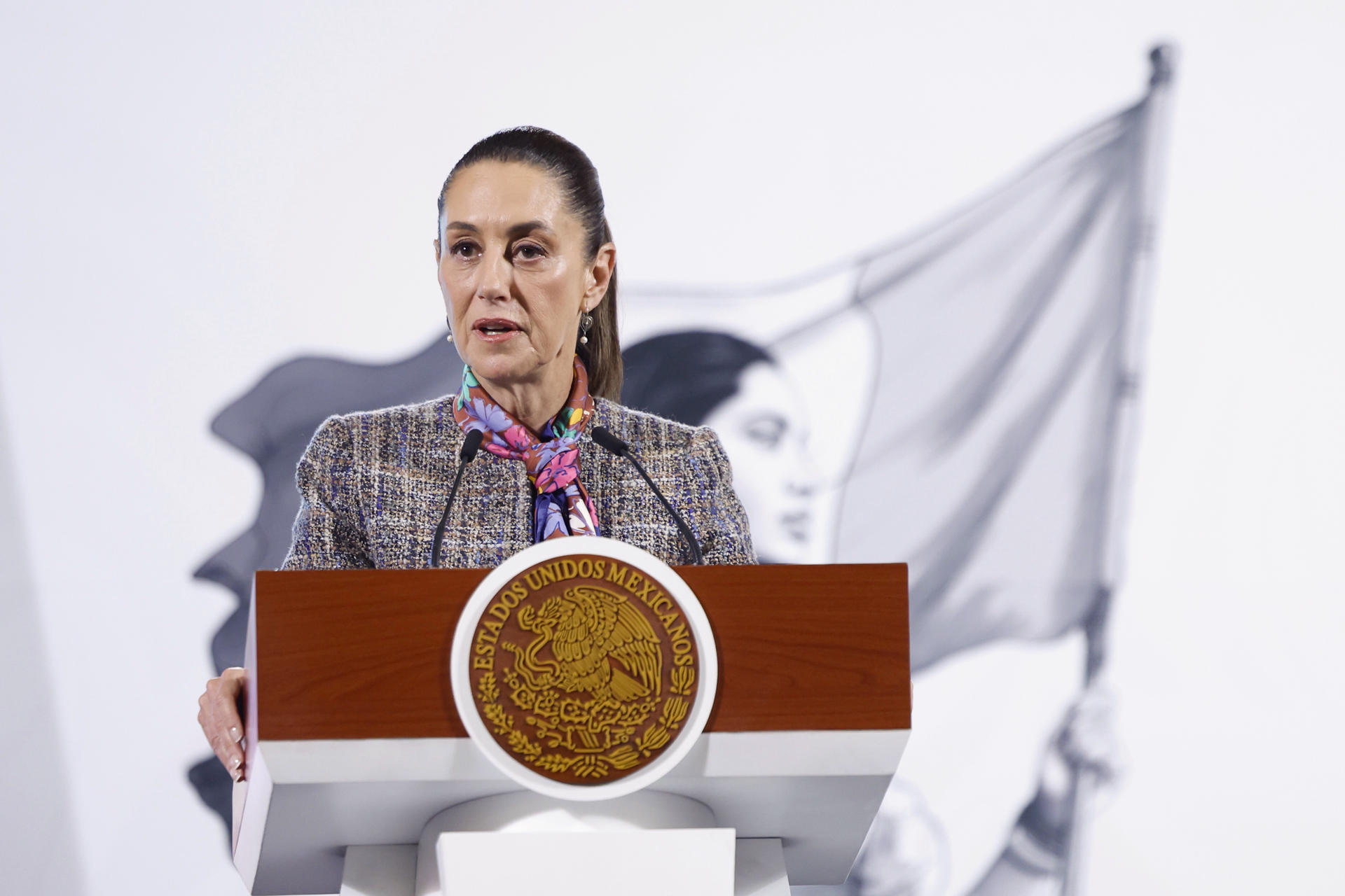 La presidenta de México, Claudia Sheinbaum, habla durante su conferencia matutina este viernes, en la Ciudad de México (México). EFE/ Sáshenka Gutiérrez
