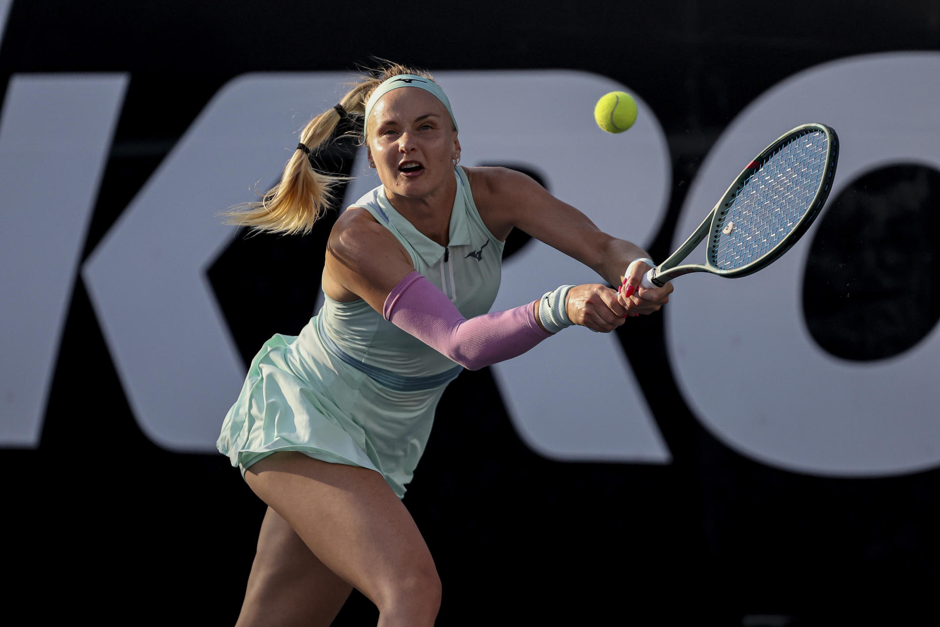 La tenista eslovaca Rebecca Šramková devuelve una bola frente a la colombiana Emiliana Arango este viernes, durante el Mérida Open AKRON 2025 en Yucatán (México). EFE/ Lorenzo Hernández
