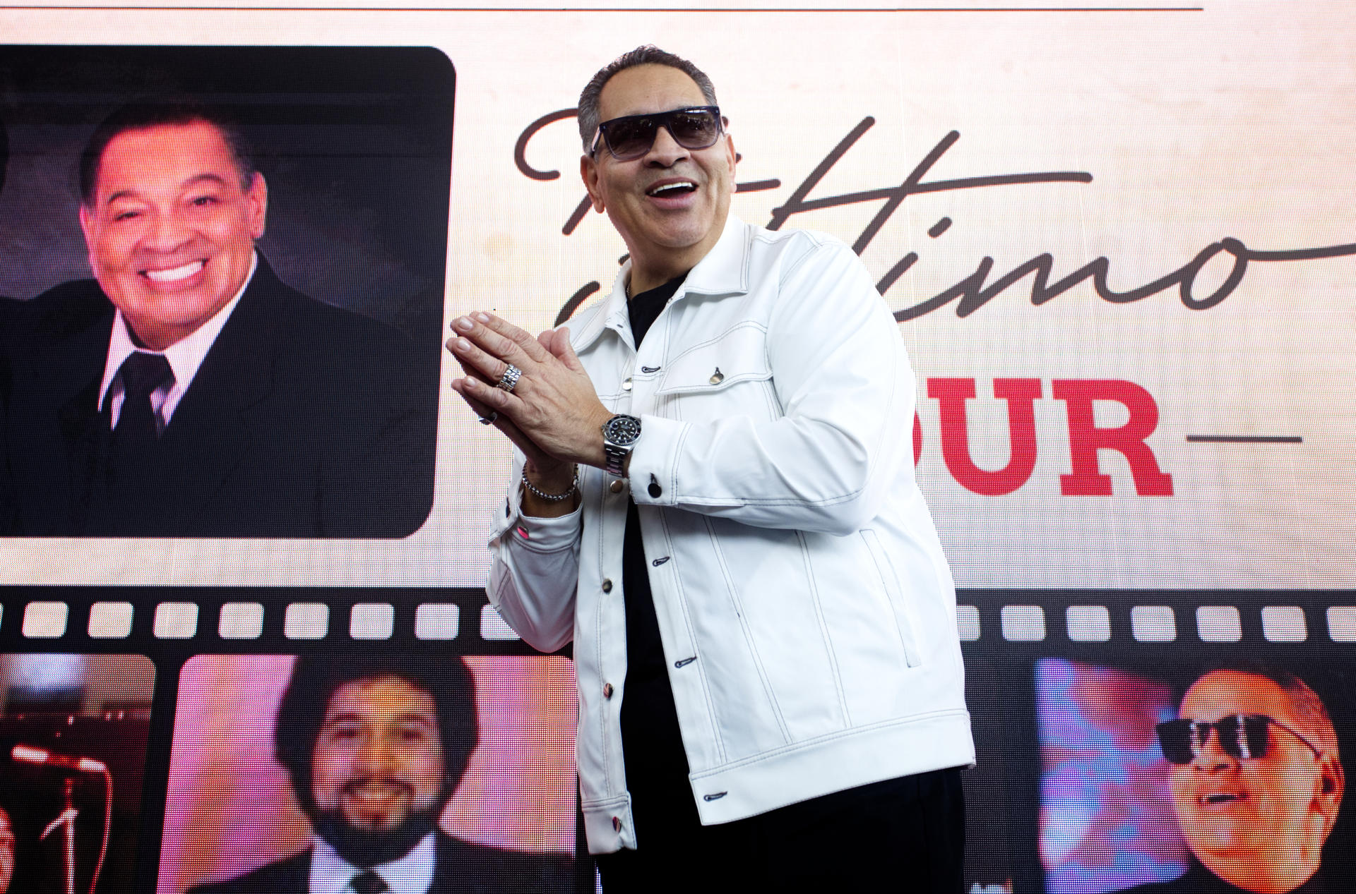 El salsero puertorriqueño Tito Nieves posa para los fotógrafos durante una rueda de prensa este martes, en el Coliseo Miguel Agrelot en San Juan (Puerto Rico). EFE/ Thais Llorca
