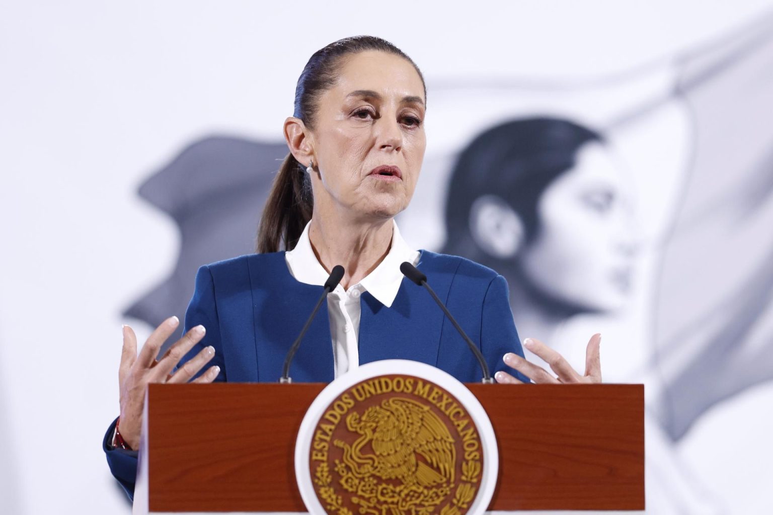 La presidenta de México, Claudia Sheinbaum, habla en una rueda de prensa este jueves, en el Palacio Nacional, en Ciudad de México (México). EFE/Sáshenka Gutiérrez