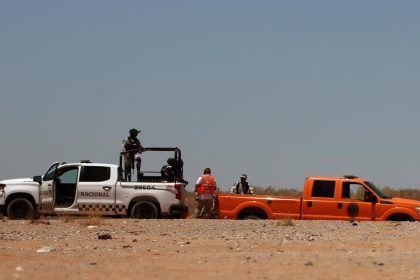 Imagen de archivo de un grupo de migrantes rescatados del desierto en Ciudad Juárez Chihuahua (México). EFE/Luis Torres