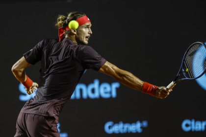 Alexander Zverev, de Alemania, devuelve una bola contra el chino Yunchaokete Bu en el Abierto de Río en Brasil. EFE/ Antonio Lacerda