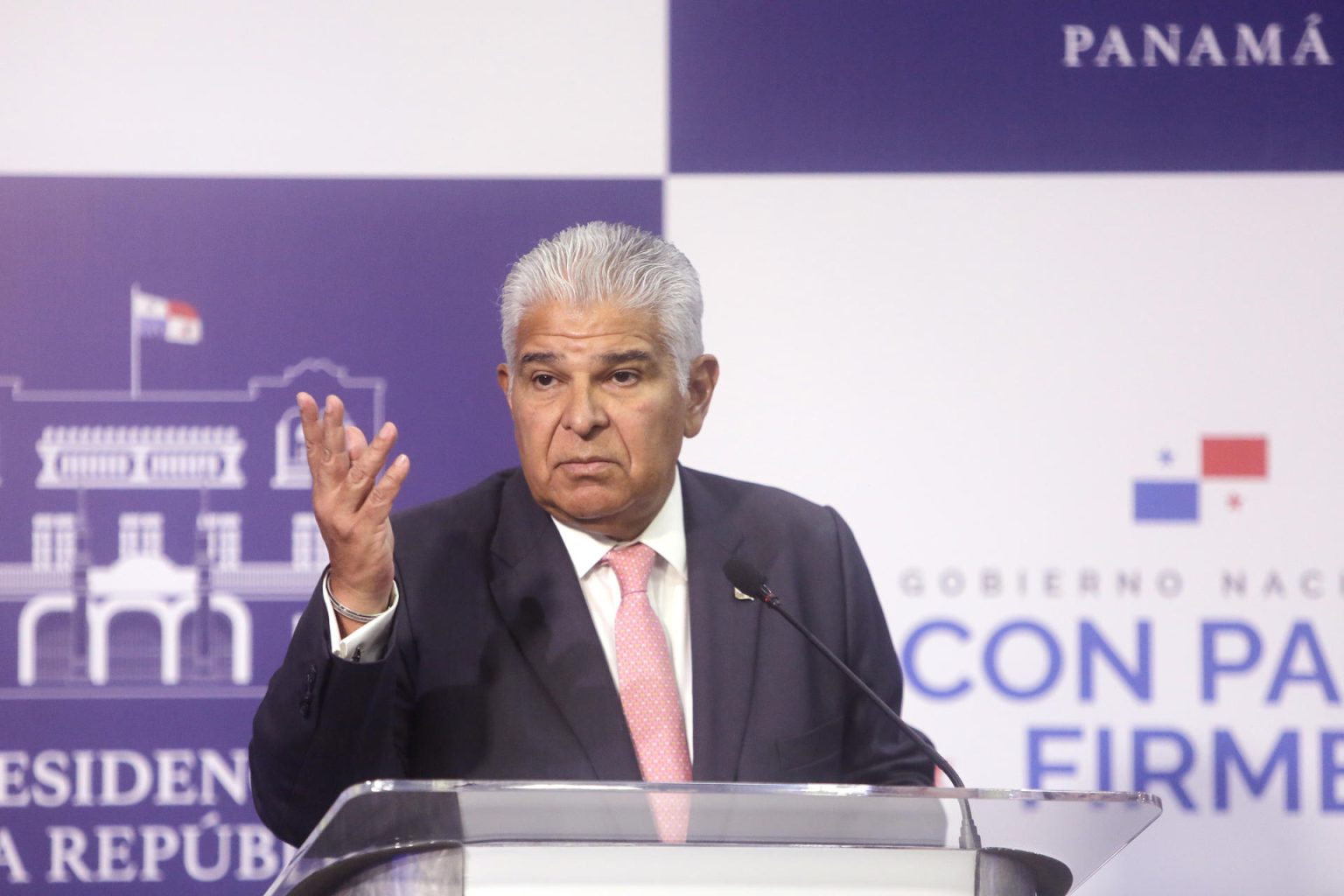 El presidente de Panamá José Raúl Mulino, habla durante una conferencia de prensa este jueves en Ciudad de Panamá (Panamá). EFE/Carlos Lemos