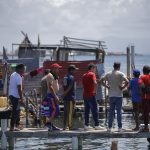 Migrantes venezolanos se suben a una embarcación en la isla Gardi Sugdub con destino a Colombia este martes, en la comarca Guna Yala (Panamá). EFE/ Bienvenido Velasco