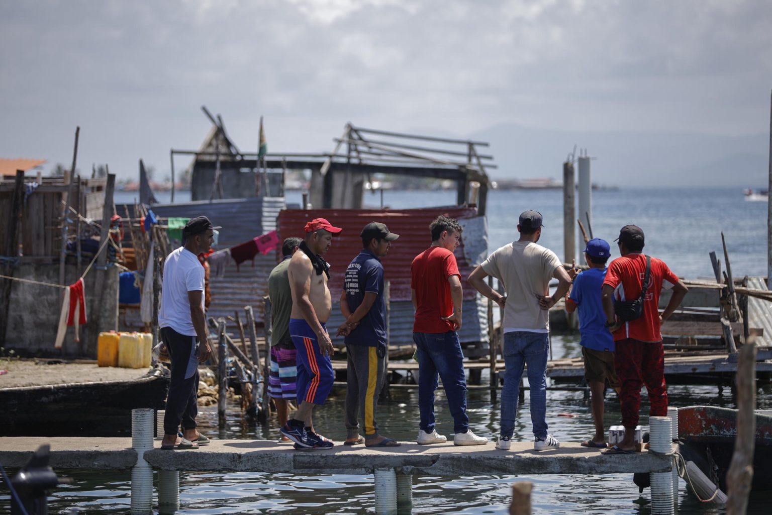 Migrantes venezolanos se suben a una embarcación en la isla Gardi Sugdub con destino a Colombia este martes, en la comarca Guna Yala (Panamá). EFE/ Bienvenido Velasco