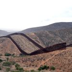 Fotografía del 6 de febrero del popular Nido de las Águilas, un tramo de unos 500 metros sin muro localizado aproximadamente a unos 5.5 kilómetros del puesto fronterizo de Otay en San Diego, Califonia (EE.UU.). EFE/ Manuel Ocaño