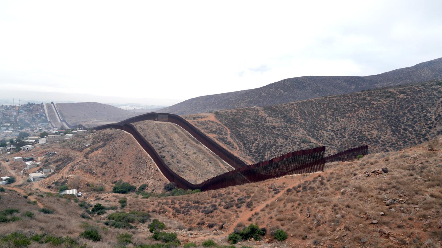 Fotografía del 6 de febrero del popular Nido de las Águilas, un tramo de unos 500 metros sin muro localizado aproximadamente a unos 5.5 kilómetros del puesto fronterizo de Otay en San Diego, Califonia (EE.UU.). EFE/ Manuel Ocaño