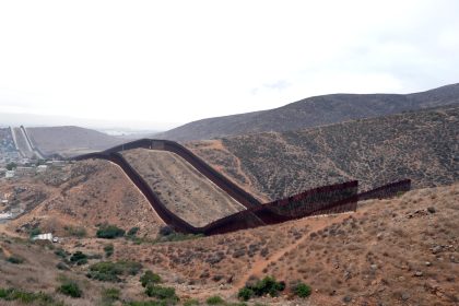 Fotografía del 6 de febrero del popular Nido de las Águilas, un tramo de unos 500 metros sin muro localizado aproximadamente a unos 5.5 kilómetros del puesto fronterizo de Otay en San Diego, Califonia (EE.UU.). EFE/ Manuel Ocaño