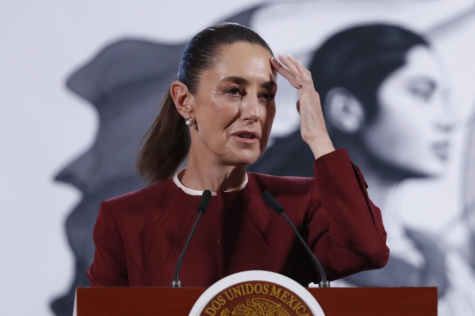 La presidenta de México, Claudia Sheinbaum, habla durante una rueda de prensa este jueves, en el Palacio Nacional en Ciudad de México (México). EFE/ Mario Guzmán