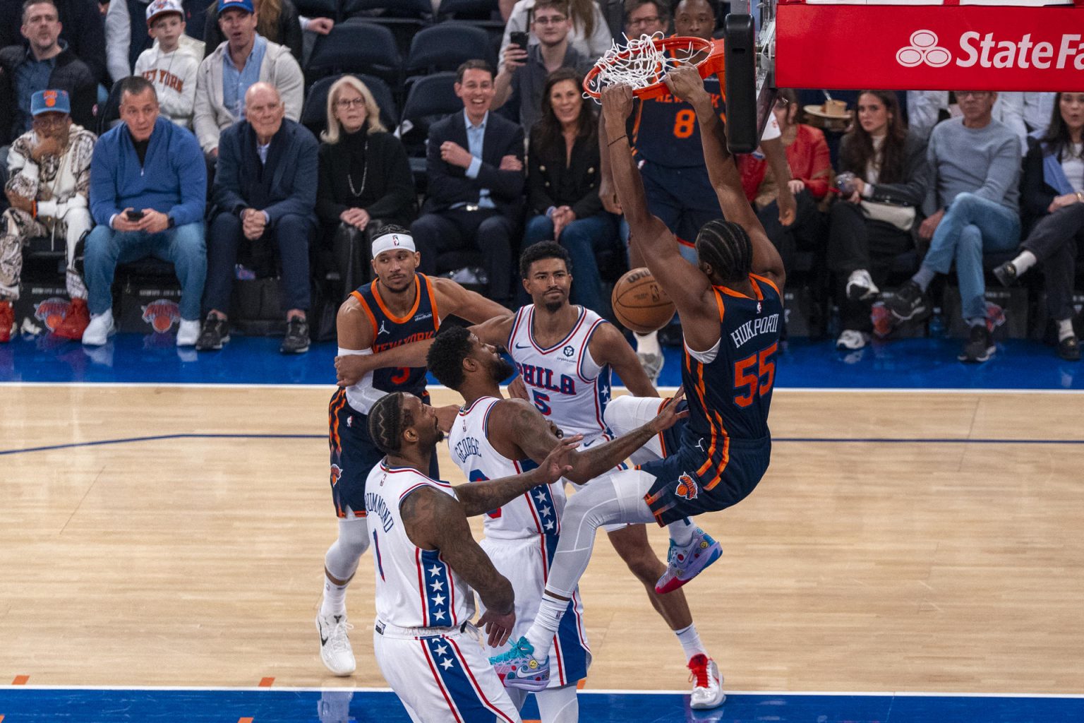 Ariel Hukporti (d) de New York Knicks anota este miércoles, en el partido frente a Philadelphia 76ers, en el Madison Square Garden. EFE/ Angel Colmenares