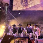 El vocalista del la agrupación 'Bronco', José Guadalupe Esparza (c), participa durante un concierto ofrecido anoche en la ciudad de Mérida en el estado de Yucatán (México). EFE/Martha López