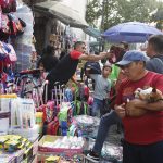 Una persona observa útiles escolares en la Ciudad de México (México). Archivo. EFE/ Mario Guzmán