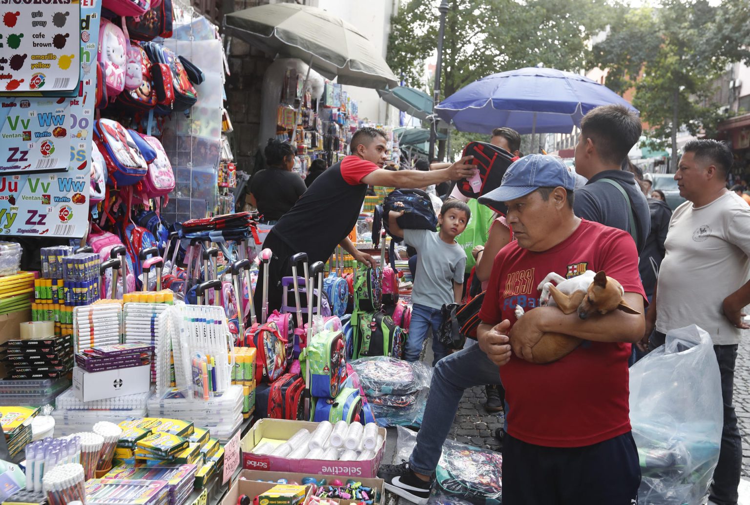 Una persona observa útiles escolares en la Ciudad de México (México). Archivo. EFE/ Mario Guzmán