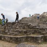 Turistas recorren la zona arqueológica de Ichkabal este lunes en el municipio de Bacalar en Quintana Roo (México). EFE/ Lourdes Cruz