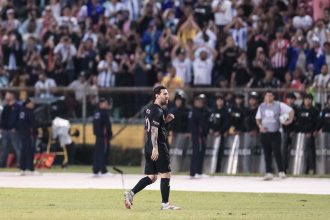 AMDEP2184. SAN PEDRO SULA (HONDURAS), 08/02/2025.- Lionel Messi de Inter reacciona este sábado, durante un partido amistoso entre Olimpia y Inter Miami en el Estadio Olímpico Metropolitano en San Pedro Sula (Honduras). EFE/ Gustavo Amador