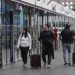 Pasajeros caminan por el Aeropuerto Internacional de la Ciudad de México, este miércoles en Ciudad de México (México). EFE/ Isaac Esquivel