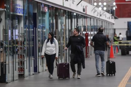 Pasajeros caminan por el Aeropuerto Internacional de la Ciudad de México, este miércoles en Ciudad de México (México). EFE/ Isaac Esquivel