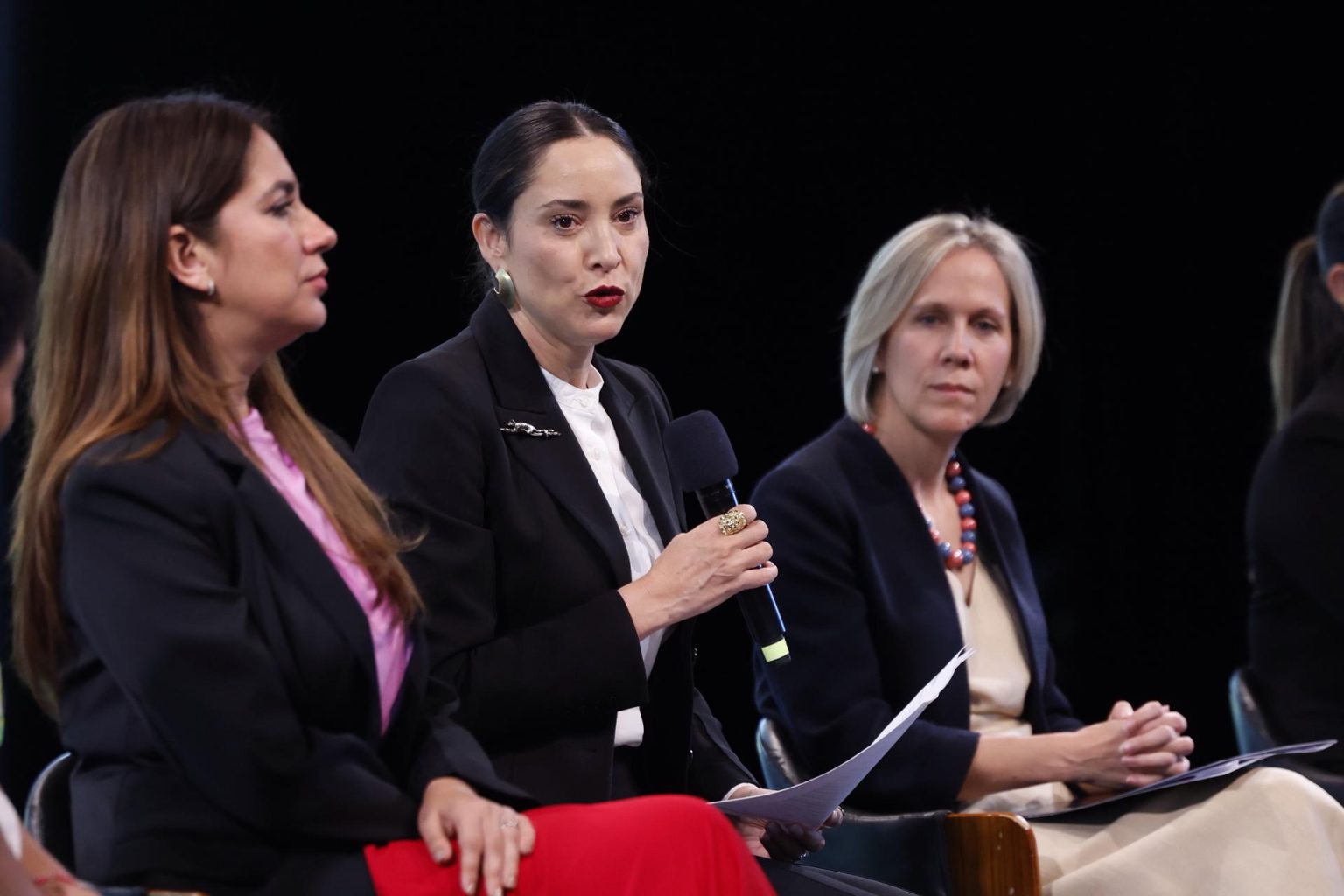 La secretaria de Cultura, Claudia Curiel de Icaza (c), habla junto a la gobernadora de Guanajuato, Denisse García Muñoz Ledo (i), y la embajadora del Reino Unido en México, Susannah Goshko (d), durante una rueda de prensa este miércoles, en la Ciudad de México (México). EFE/ Sáshenka Gutiérrez