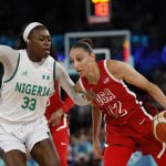 Diana Taurasi (d), de Estados Unidos, en un partido ante Nigeria durante los Juegos Olímpicos de París 2024. EFE/EPA/CAROLINE BREHMAN