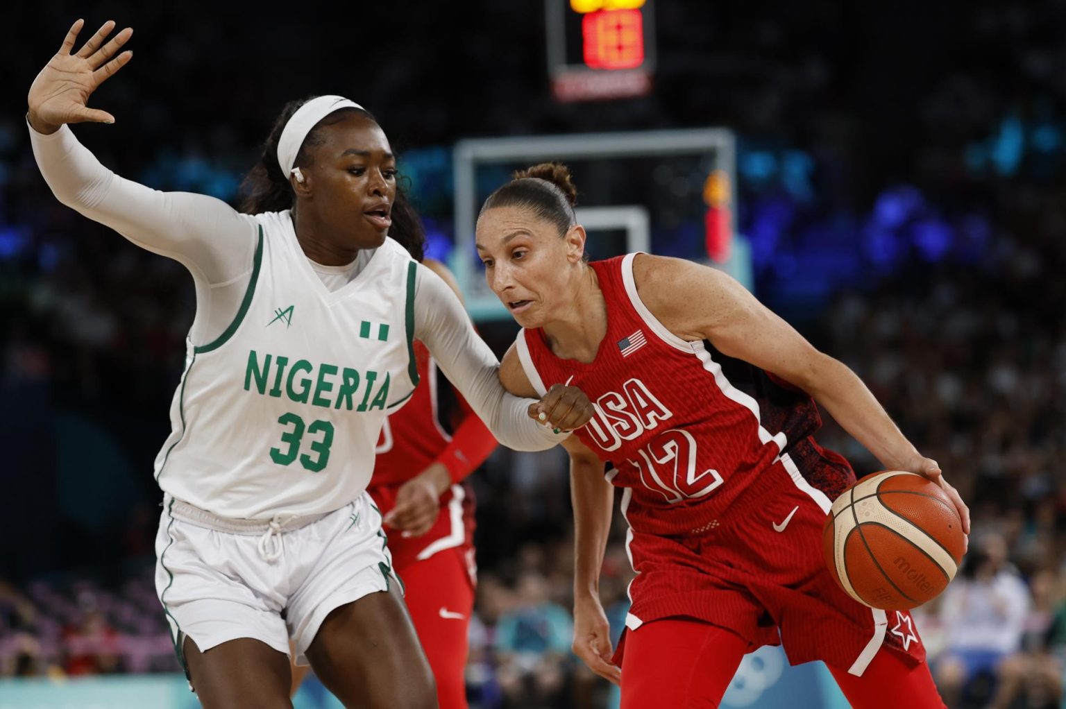 Diana Taurasi (d), de Estados Unidos, en un partido ante Nigeria durante los Juegos Olímpicos de París 2024. EFE/EPA/CAROLINE BREHMAN